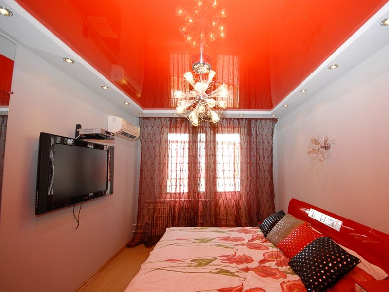 Красный потолок в спальне